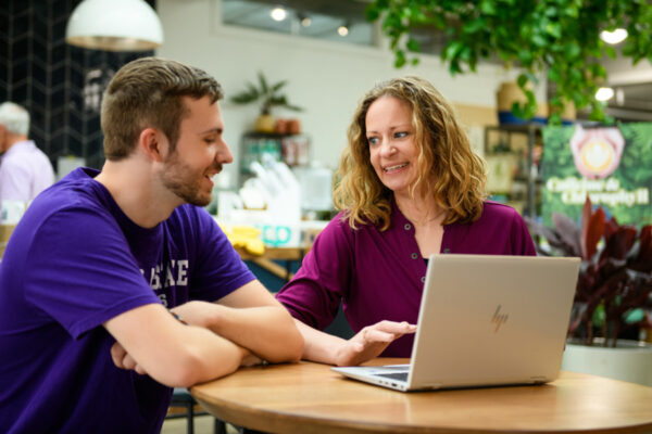 A student meets with an advisor in a local coffee shop.